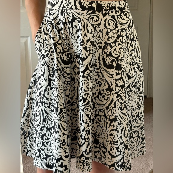 Used Adrienne Vittadini Black & White Paisley Print Full Midi Skirt in Size S - Picture 9 of 9
